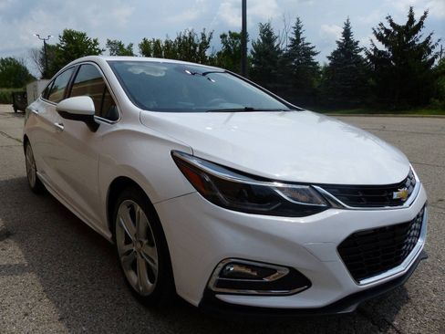 Used 2018 Chevrolet Cruze Premier FWD image 13