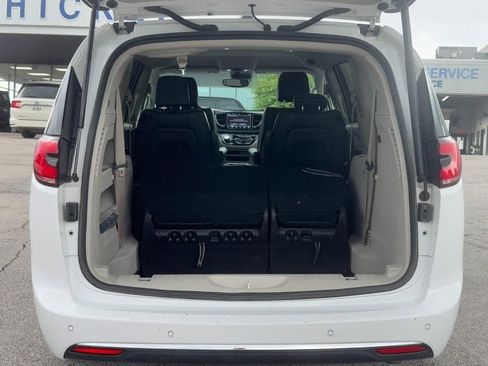 Used 2024 Chrysler Pacifica Touring-L FWD image 5