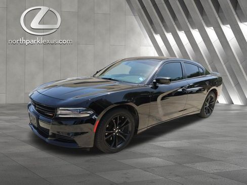 Used 2018 Dodge Charger SXT w/ Blacktop Package RWD image 3