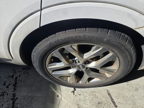 Used 2019 Kia Sorento SX image 11