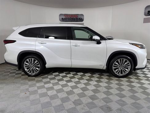 Used 2025 Toyota Highlander Platinum image 4