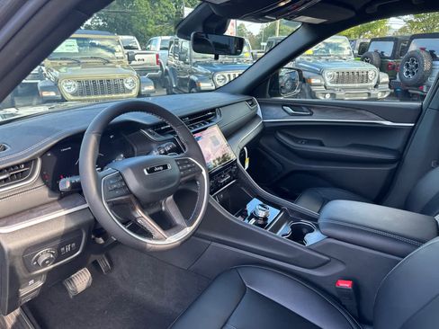 New 2025 Jeep Grand Cherokee Limited w/ Black Appearance Package image 12