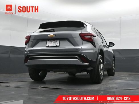 Used 2025 Chevrolet Trax LT w/ LT Convenience Package FWD image 35