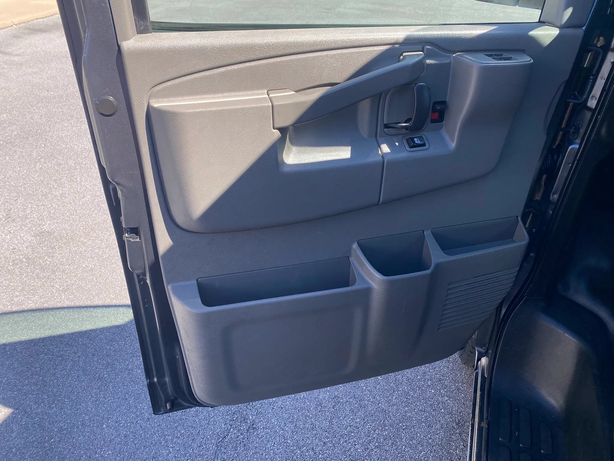 Used 2016 Chevrolet Express 3500 LS w/ Chrome Appearance Package RWD image 8