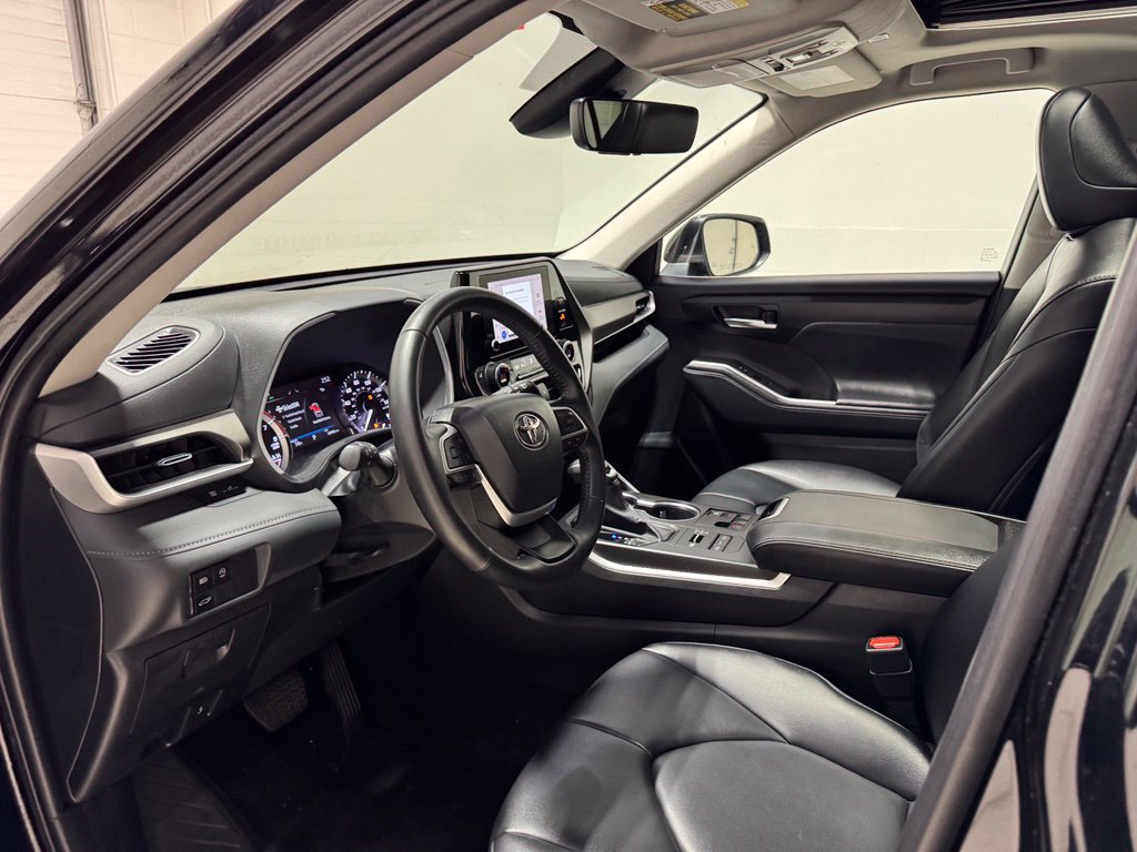 Used 2023 Toyota Highlander XLE AWD/4WD image 10