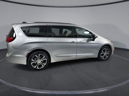Used 2023 Chrysler Pacifica Pinnacle AWD/4WD image 9