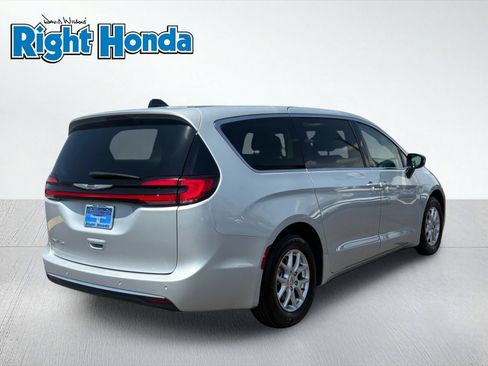 Used 2024 Chrysler Pacifica Touring-L FWD image 7