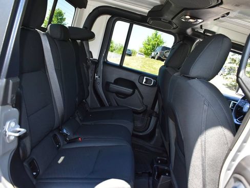 Used 2022 Jeep Gladiator Overland AWD/4WD image 27