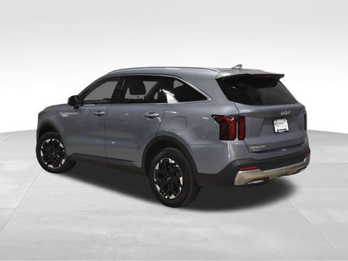 Used 2024 Kia Sorento S image 7