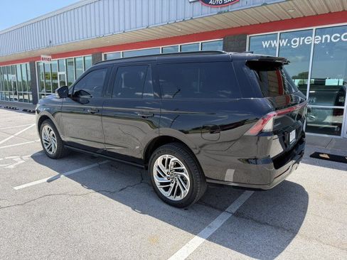 Used 2025 Lincoln Navigator Reserve AWD/4WD image 4