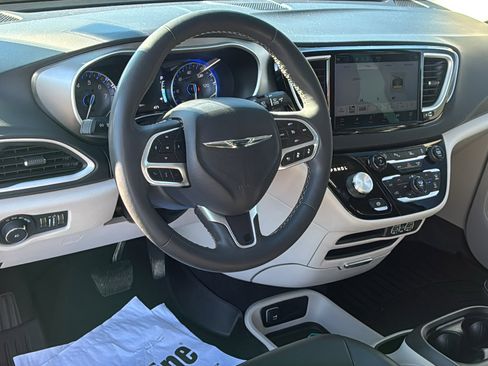 Used 2023 Chrysler Pacifica Touring-L image 20