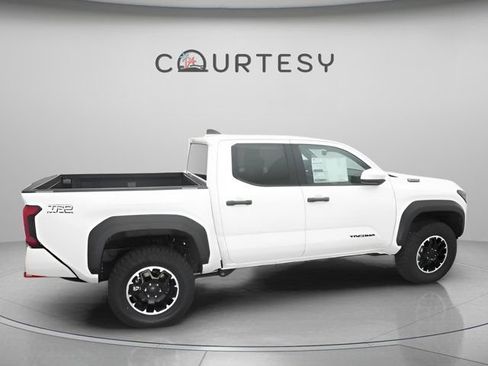 Certified 2025 Toyota Tacoma TRD Off-Road AWD/4WD image 17
