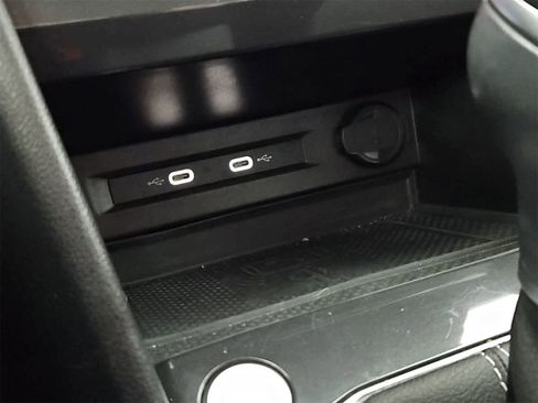 Certified 2022 Volkswagen Tiguan SE image 31