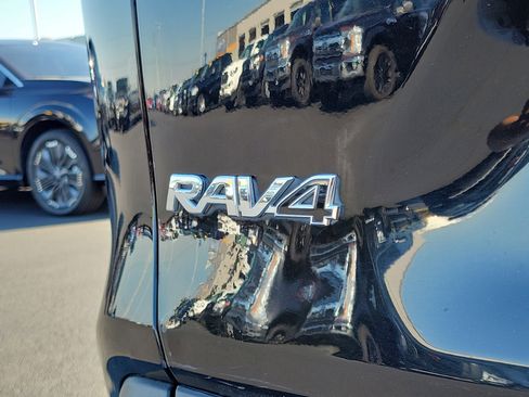 Used 2023 Toyota RAV4 XLE Premium image 6