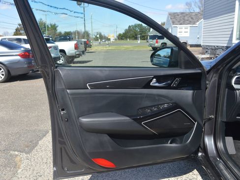 Used 2018 Kia Cadenza Limited image 24