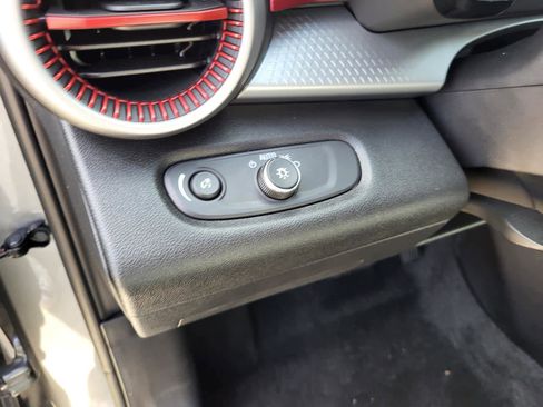 Used 2025 Chevrolet Trax RS w/ Sunroof Package image 17