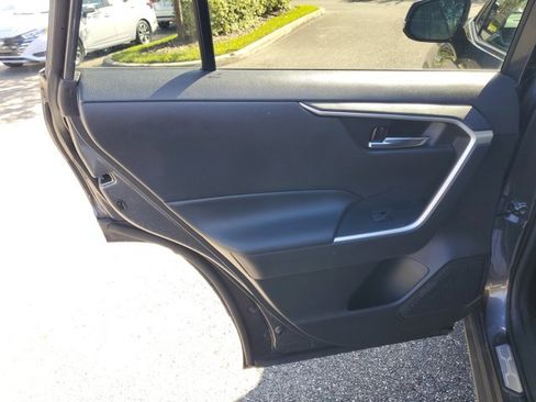 Used 2021 Toyota RAV4 XLE Premium image 15