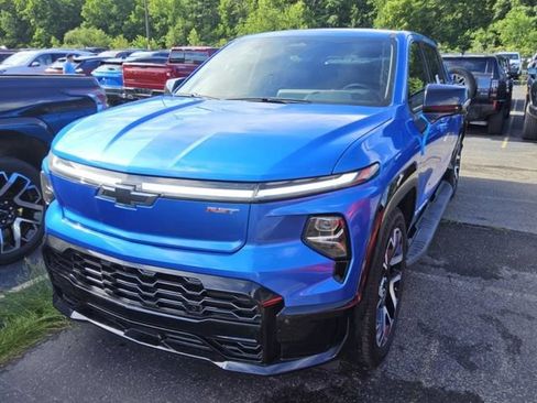 Used 2025 Chevrolet Silverado EV RST AWD/4WD image 3