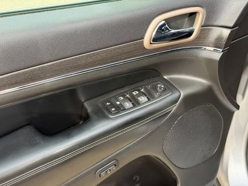 Used 2017 Jeep Grand Cherokee Limited image 12