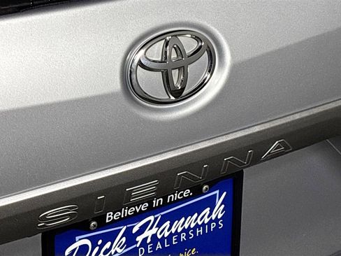 Used 2015 Toyota Sienna SE w/ SE Preferred Package FWD image 23