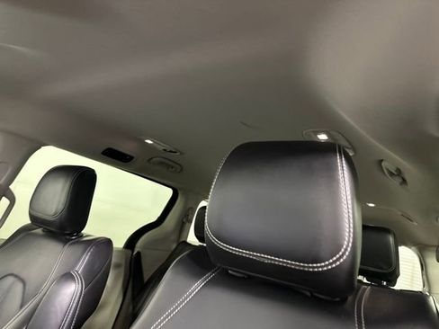 Used 2023 Chrysler Pacifica Touring-L image 12