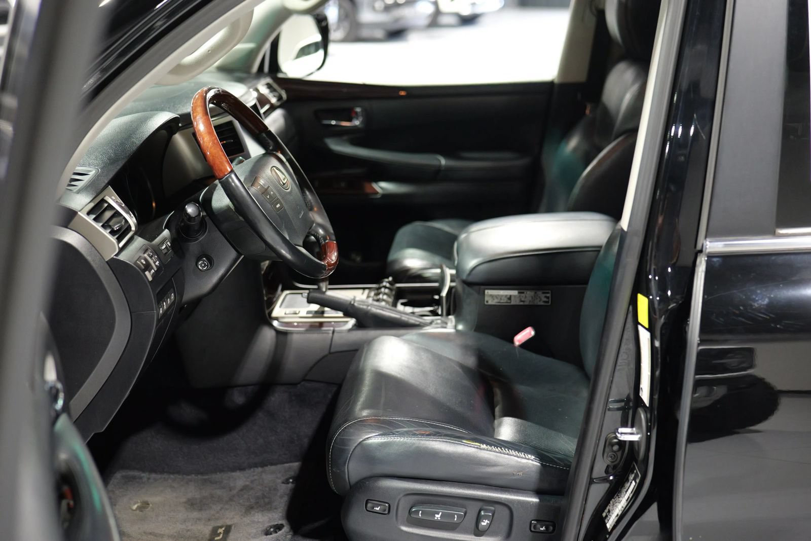 Used 2013 Lexus LX 570 4WD w/ Luxury Pkg image 18