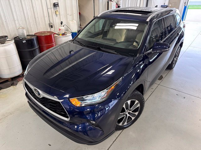 Used 2022 Toyota Highlander XLE AWD/4WD image 35