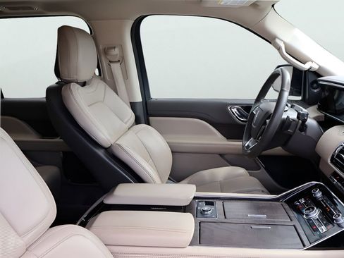 Used 2024 Lincoln Navigator Premiere AWD/4WD image 9