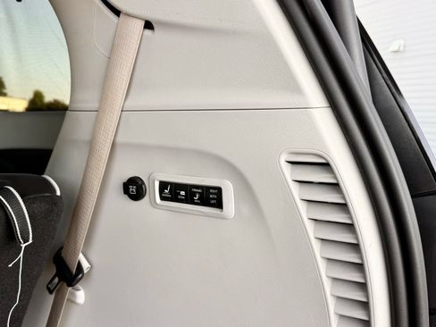 Used 2022 Chrysler Pacifica Limited FWD image 54
