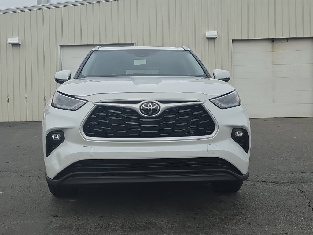 Used 2023 Toyota Highlander XLE AWD/4WD image 2