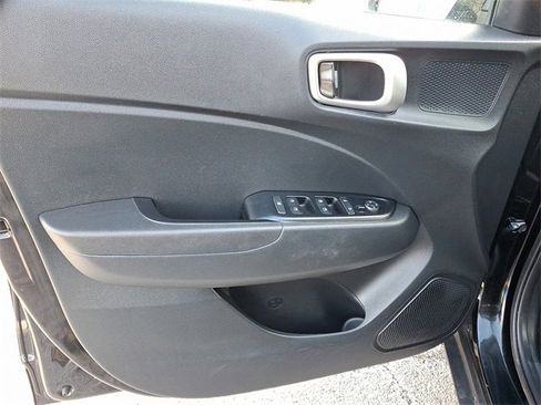 Used 2022 Hyundai Venue SE image 12