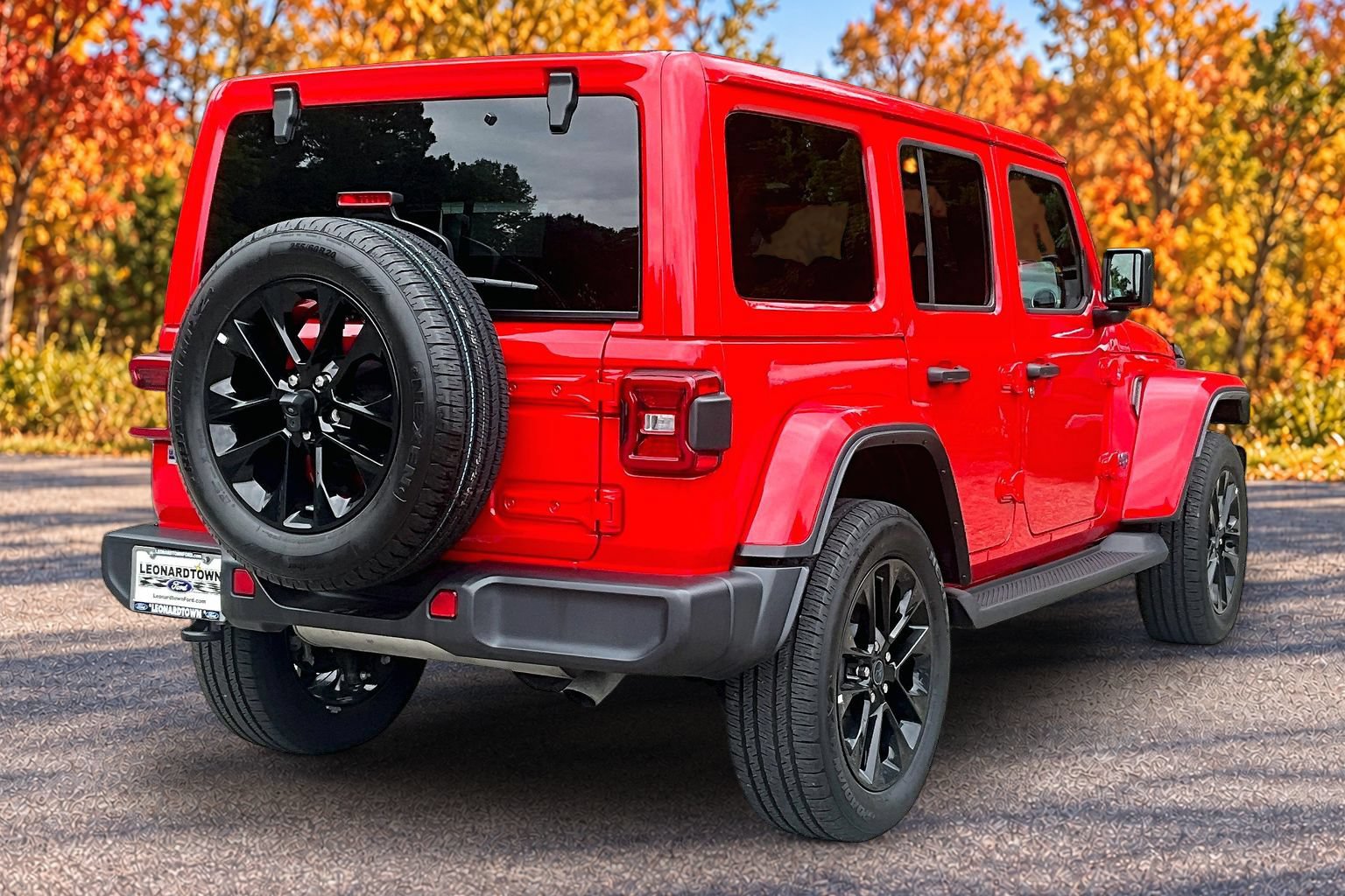 Used 2025 Jeep Wrangler Unlimited Sahara AWD/4WD image 2