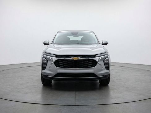 Used 2025 Chevrolet Trax LT w/ LT Convenience Package image 2