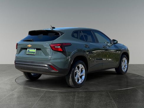 Used 2025 Chevrolet Trax LS w/ LS Convenience Package FWD image 9