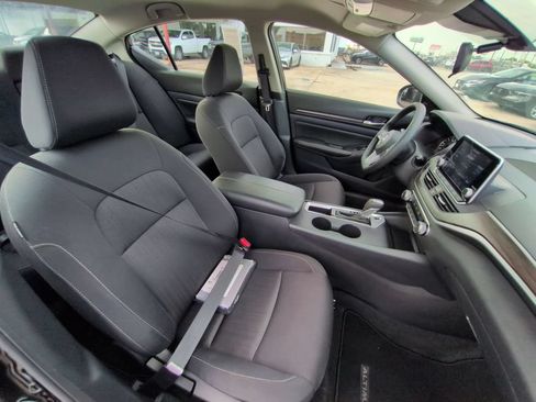 Used 2025 Nissan Altima 2.5 SV FWD image 30