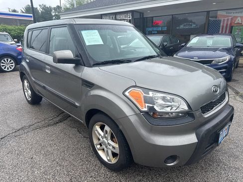 Used 2010 Kia Soul + FWD image 9