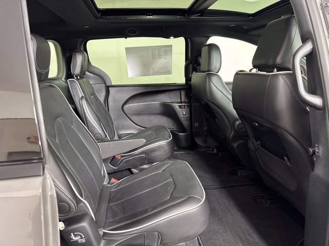 Used 2025 Chrysler Pacifica Limited FWD image 5