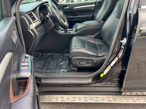 Used 2017 Toyota Highlander XLE w/ Carpet Mat Package AWD/4WD image 20