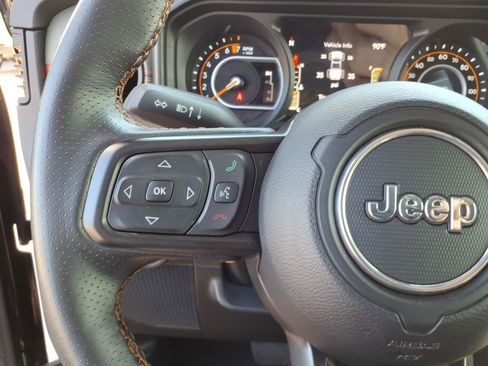 Used 2024 Jeep Gladiator Mojave w/ Technology Group AWD/4WD image 17