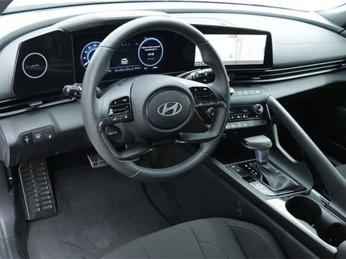 Certified 2025 Hyundai Elantra SEL image 9