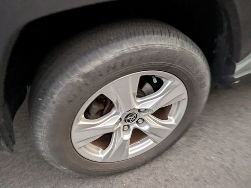 Used 2021 Toyota RAV4 XLE w/ Convenience Package image 9