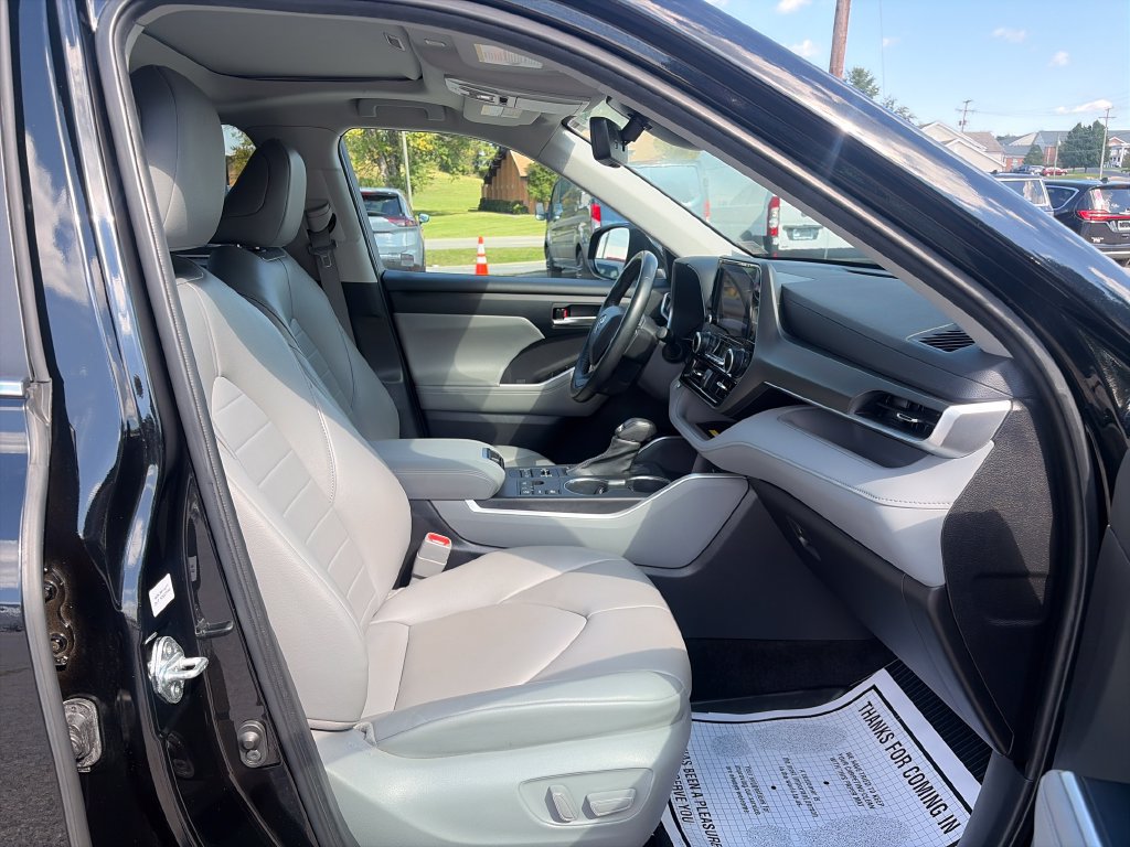 Used 2023 Toyota Highlander XLE AWD/4WD image 46