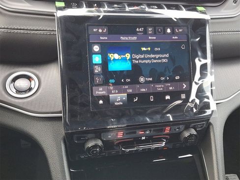 New 2025 Jeep Grand Cherokee Altitude image 9