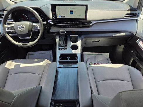Used 2025 Toyota Sienna XLE FWD image 16