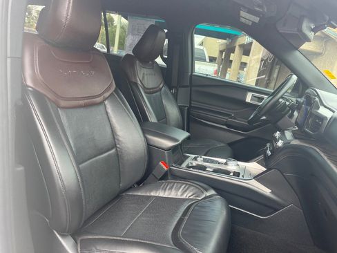 Used 2020 Ford Explorer Platinum image 40