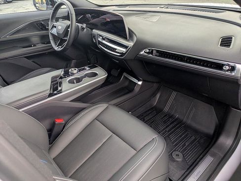 Certified 2025 Cadillac Lyriq Luxury image 32