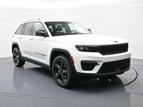 Used 2023 Jeep Grand Cherokee Limited w/ Black Appearance Package AWD/4WD image 8