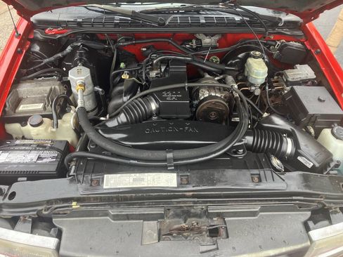 Used 2000 Chevrolet S10 Pickup LS w/ Preferred Equipment Group image 27