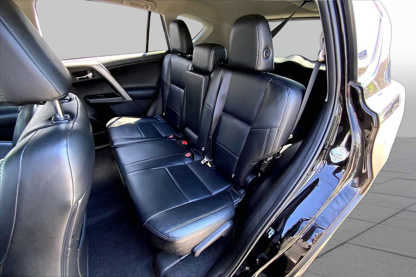 Used 2018 Toyota RAV4 XLE AWD/4WD image 17