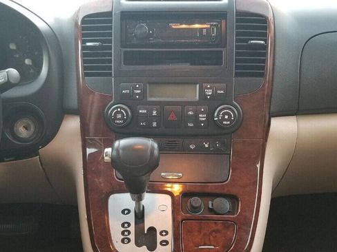 Used 2008 Hyundai Entourage Limited image 6